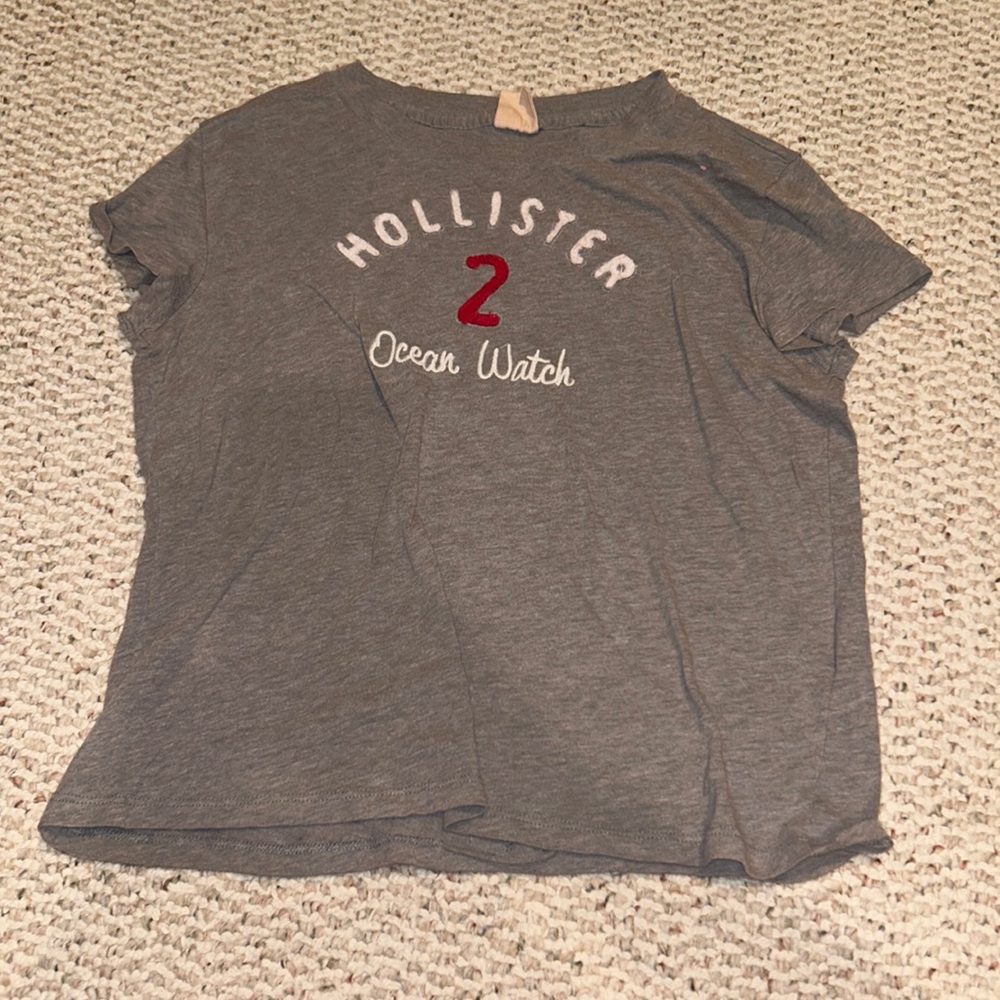 gray hollister tee